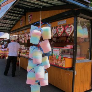 Kübelweise bunte Zuckerwatte