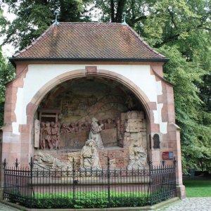 Steinmetzarbeit bei der Heilig-Kreuz-Kirche in Offenburg