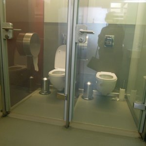 Gläserne Toilette