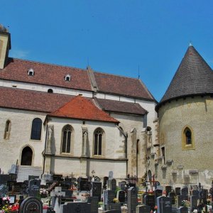 Wehrkirche und Karner