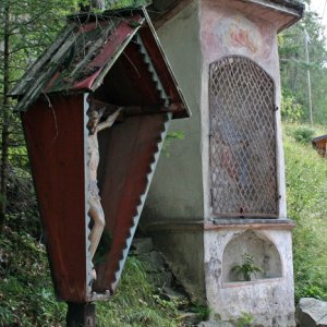 Wegkreuz und Kreuzwegstation