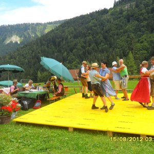 Volkstanz auf der Alm