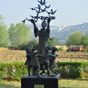 Santa Maria di Rivotorto (Assisi)-Franziskusstatue vor der Kirche