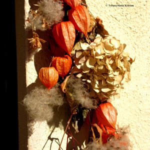 Herbstlicher Schmuck Außenfassade Wallfahrtskirche Maria Raisenmarkt