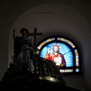 Glasfenster und Skulptur Hochaltar Wallfahrtskirche Maria Raisenmarkt