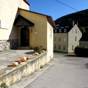 Weg zum Kircheneingang Wallfahrtskirche Maria Raisenmarkt