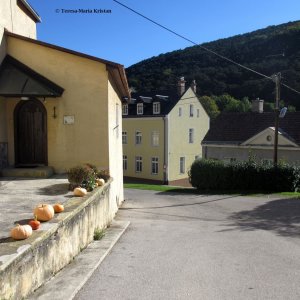 Weg zum Kircheneingang Wallfahrtskirche Maria Raisenmarkt