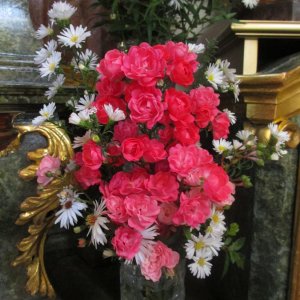 Blumenschmuck- Marienaltar Wallfahrtskirche Maria Raisenmarkt