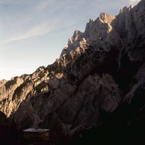 Beim Bergwandern in den Alpen