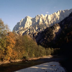 Beim Bergwandern in den Alpen