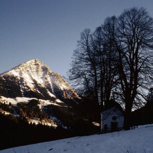 Beim Bergwandern in den Alpen