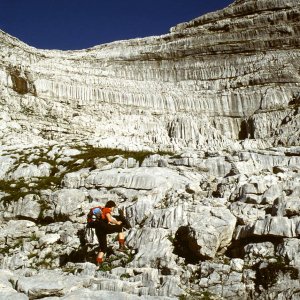 Beim Bergwandern in den Alpen