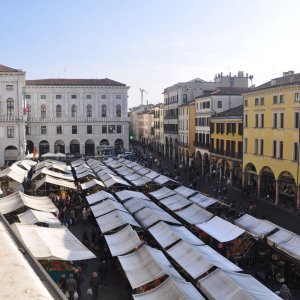 Blick vom Palazzo della Ragione auf den Marktplatz (Padua)