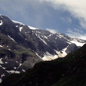 Beim Bergwandern in den Alpen