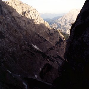 Beim Bergwandern in den Alpen