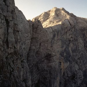 Beim Bergwandern in den Alpen