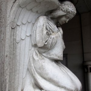 Engelskulptur vor der Pfarrkirche zum Hl. Georg in Pürgg