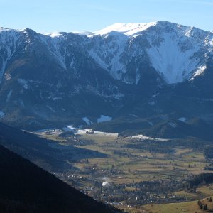 Am Geländ... Blick über das Puchberger Becken zum Schneeberg