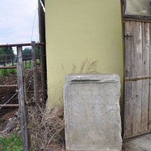 Grabstein vor dem Stall des Schlosses Töltschach