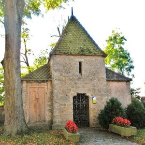 St. Michaelskapelle und Wehrmauer