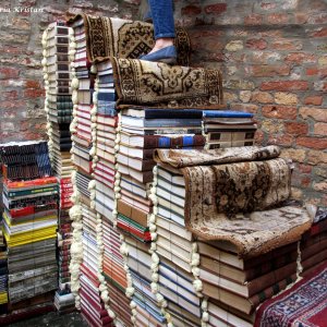 Bücherstiege  in einem Antiquariat in Venedig