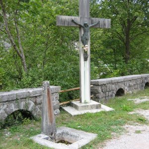 Wegkreuz neben der Ponte Pia