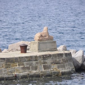 Sphinx am Hafen von Schloss Miramare