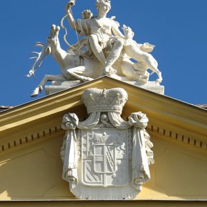 Schloss Eckartsau - Figurengruppe mit  Wappen