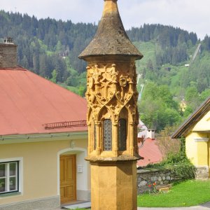 Lichtsäule vor der Pfarrkirche in Murau (Stmk.)