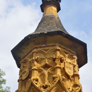 Lichtsäule vor der Pfarrkirche in Murau (Stmk.)