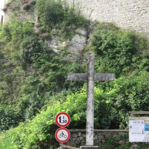 Steinkreuz am Fuß der Burg Tenno