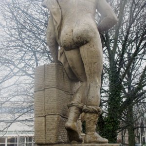 Puppenbrücke Lübeck- Skulptur Merkur