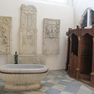 Eine Wanne in der Sterzinger Pfarrkirche