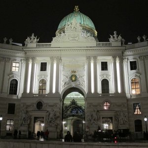 Der Michaelertrakt der Hofburg  bei Nacht