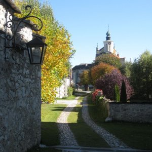 Burg Strechau- Weg im Burgareal