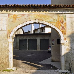 Sonnenuhrtor in Porcia bei Pordenone (Friaul)