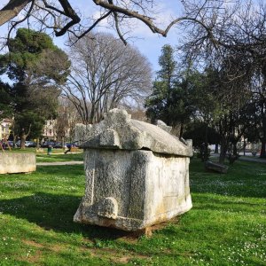 Spuren der Römer in Pula (Kroatien)-Sarkophage im Park