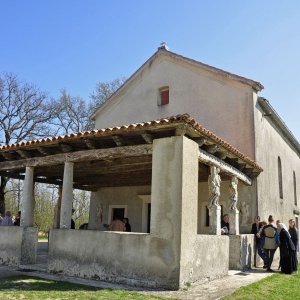 Sonntagsmesse in einer istrischen Landkirche