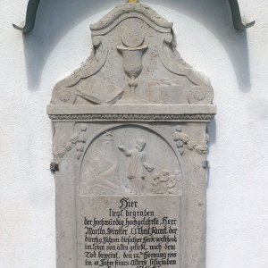 Dormitz: Grabstein an der Wallfahrtskirche St. Nikolaus