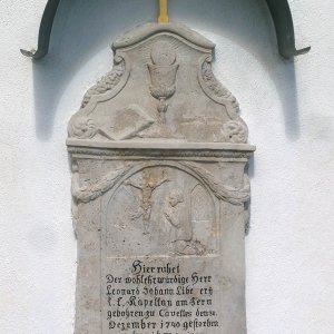 Dormitz: Grabstein an der Wallfahrtskirche St. Nikolaus