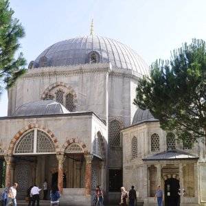 Türben im Garten der Hagia Sofia (Istanbul)