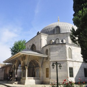 Türben im Garten der Hagia Sofia (Istanbul)