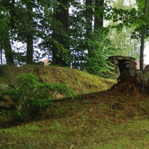 Tumulus und Dolmengrab in Schrems (Niederösterreich)