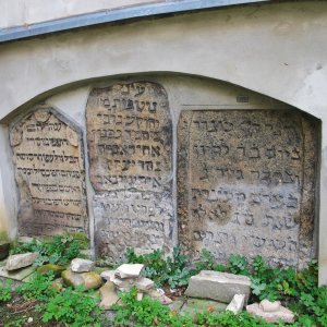 Grabsteine in der Friedhofsmauer Friedhof Seegasse