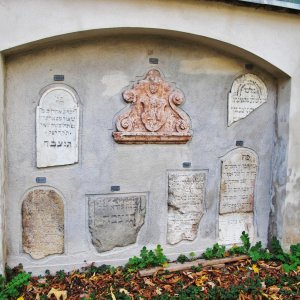 Grabsteine in der Friedhofsmauer Friedhof Seegasse