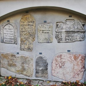 Grabsteine in der Friedhofsmauer Friedhof Seegasse