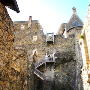 Hof im Stein mit Kernburg