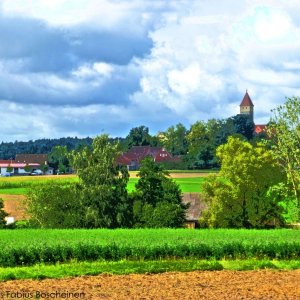 Von weitem sieht man den stolzen Kirchturm wie er über der Landschaft thron