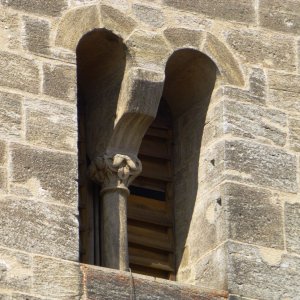 Detail des romanischen Turmfensters