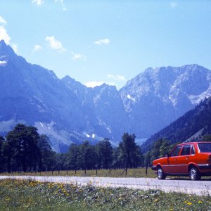 Bergpanorama und rotes Auto